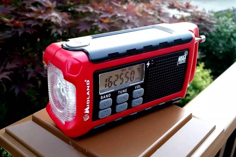 HOW DO I CHOOSE AN EMERGENCY RADIO?